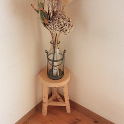 ヒノキの丸椅子　3本脚　花台　飾り棚　一点もの② 1枚目の画像