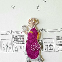 アンティークリネンの刺繍ブローチ　梅乃さんのお散歩 1枚目の画像
