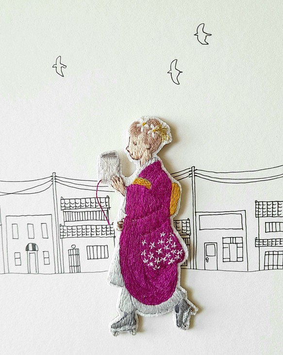 アンティークリネンの刺繍ブローチ　梅乃さんのお散歩 1枚目の画像