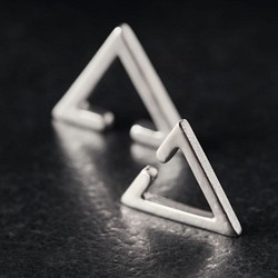 Constructivism 結構主義 三角耳扣 Triangle EarCuff 第1張的照片