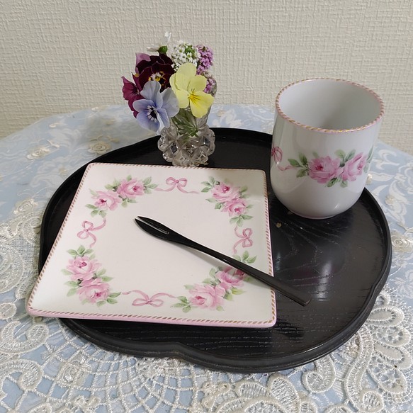 ♡四角皿➕湯呑み茶碗(薔薇/ピンク色リボン)13.5cmX13.5cm 1枚目の画像