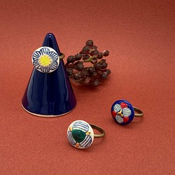 陶器の指輪　カプリース/エメラルド・イエロー・小紋花 1枚目の画像
