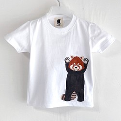 キッズ レッサーパンダ柄Tシャツ ホワイト　手描きで描いた動物柄Tシャツ 1枚目の画像