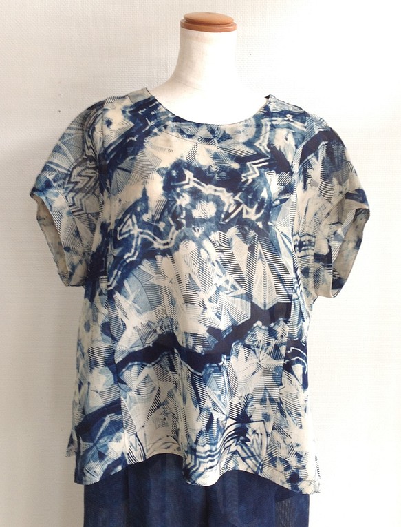 伝統織物のトップブランド夏塩沢に本藍染めを施した洋服オリジナルブランド『ナツシオンブルー』板締染（ベスト4／Ｔシャツ） 1枚目の画像