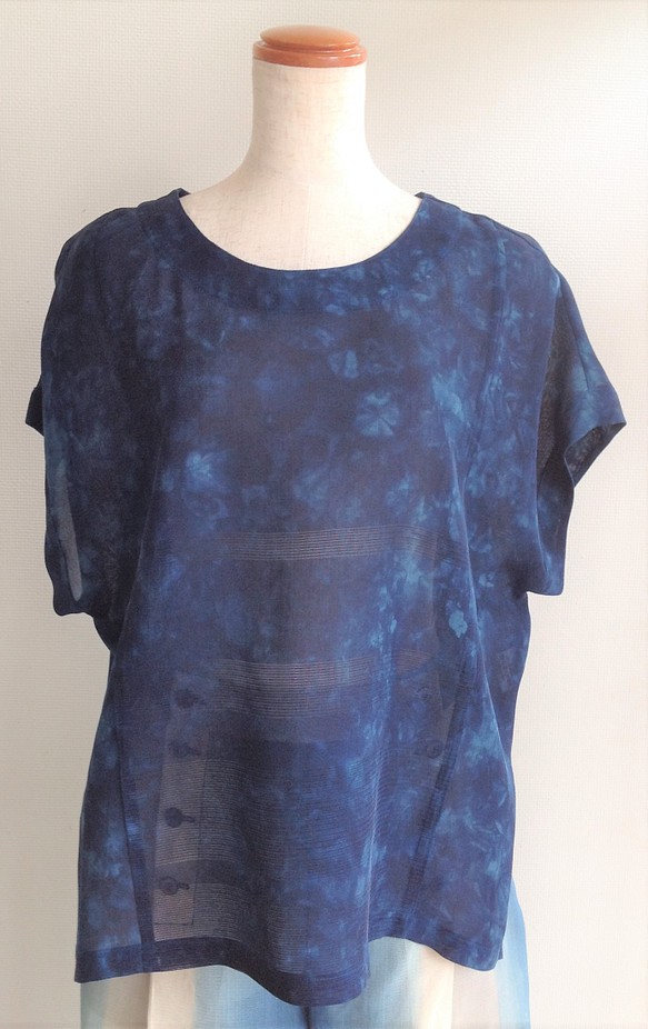 伝統織物のトップブランド夏塩沢に本藍染めを施した洋服オリジナルブランド『ナツシオンブルー』むらくも染（ベスト6／Ｔシャツ 1枚目の画像