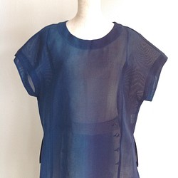 伝統織物のトップブランド夏塩沢に本藍染めを施した洋服オリジナルブランド『ナツシオンブルー』ぼかし染（ベスト8／Ｔシャツ） 1枚目の画像