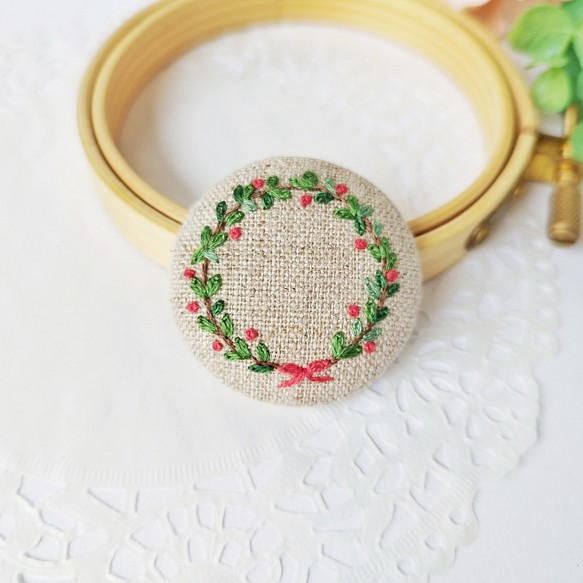 ブローチ 】刺繍 くるみボタン ( 3.8cm ) ブローチ Chikuri_to 通販