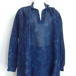 伝統織物のトップブランド夏塩沢に本藍染めを施した洋服オリジナルブランド『ナツシオンブルー』むらくも染（ブラウス11） 1枚目の画像