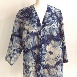 伝統織物のトップブランド夏塩沢に本藍染めを施した洋服オリジナルブランド『ナツシオンブルー』板締染（カーディガン14） 1枚目の画像