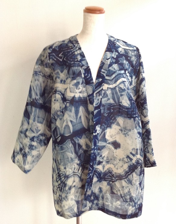 伝統織物のトップブランド夏塩沢に本藍染めを施した洋服オリジナルブランド『ナツシオンブルー』板締染（カーディガン14） 1枚目の画像