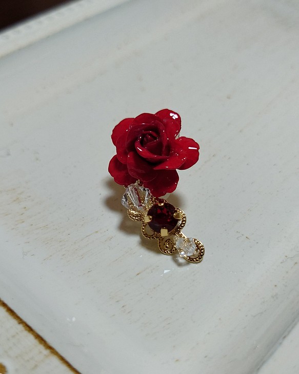 イヤーカフ　バラの花　赤　フラージュ 1枚目の画像
