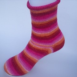 手編みの靴下　ピンク、赤、オレンジの暖か色靴下（女性用） 1枚目の画像