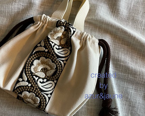 インド刺繍リボンが大人可愛い巾着　26×19cm （マチ10cm）持ち手24cm ブラック×ホワイトフラワー