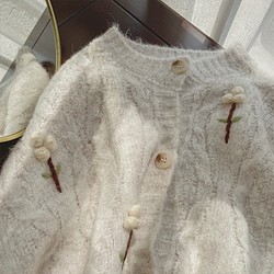 アイボリーセーター、ニットセーター 、丸首セーター、冬のセーター、前開きニットセーター 1枚目の画像