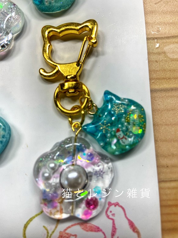 ビーズフラワーと猫のキーホルダーブルー系 キーホルダー 猫とレジン