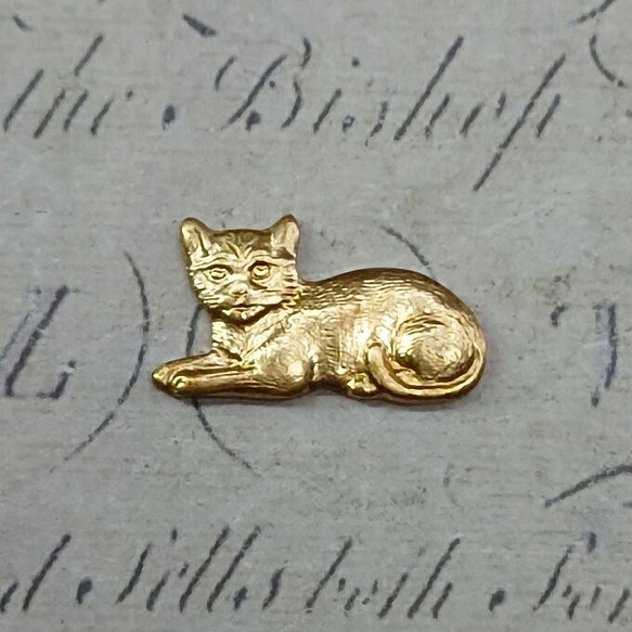 BEHOLD− 猫 左向き カン無し 2個 真鍮製 ネコ アメリカ製 スタンピング ヴィンテージ風 1枚目の画像