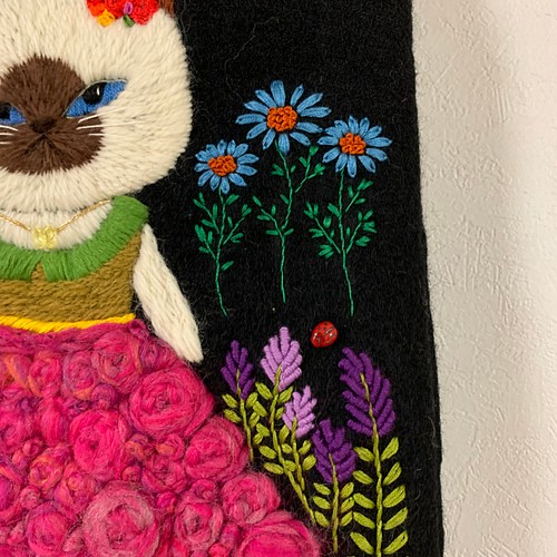ぷっくりお花のドレスを着た猫さん 羊毛フェルト生地のバッグ 