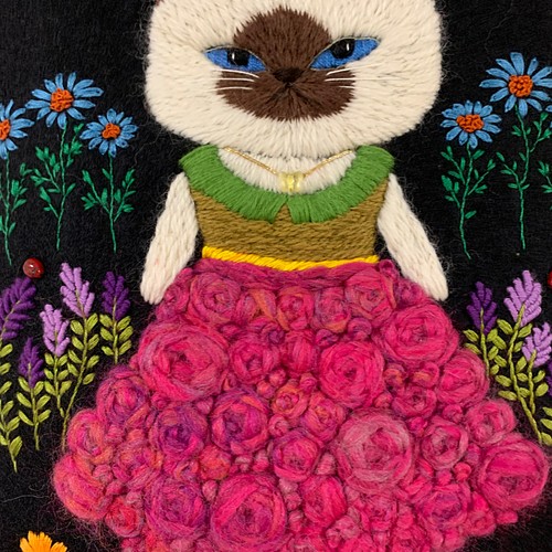 限定販売】 ぷっくりお花のドレスを着た猫さん 羊毛フェルト生地の