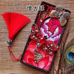 赤トンボと蝶と牡丹と蓮 刺繍 ラインストーン 花刺繍のタッセルストラップ付き デコ スマホケース エレガント レッド 赤 1枚目の画像