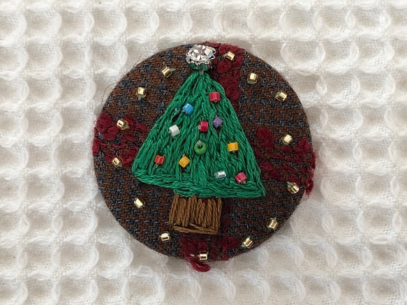 直径約4㎝ ビーズ刺繍の包みボタンブローチ☆クリスマス 1枚目の画像