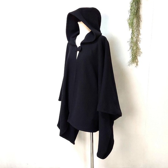 厚地　黒のポンチョ　～　羽織る　コート　ジャケット　コスプレ　ケープ　マント 1枚目の画像