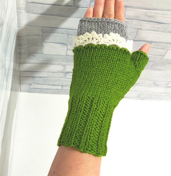 ハンドウォーマー　くすみ緑グレー　ウール100%　編み物　手編み　レース編み　① 1枚目の画像