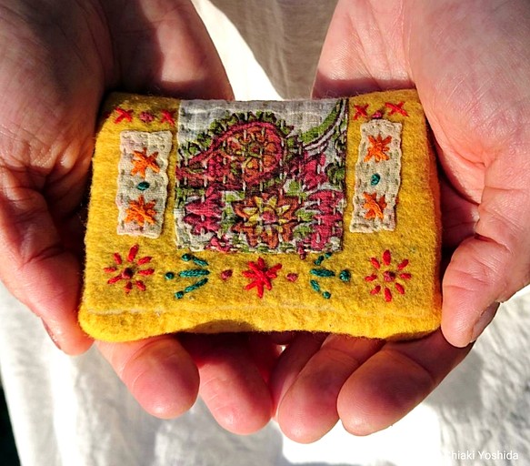 カードケース・名刺入れ　収穫祭　～羊毛フェルト　インド綿　ブロックプリント　刺繍　パッチワーク 1枚目の画像