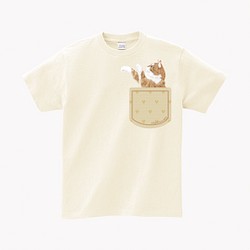 オリジナルイラストの女の子と子供がかわいいオレンジ色の猫のフェイクポケットオフホワイトTシャツ 1枚目の画像