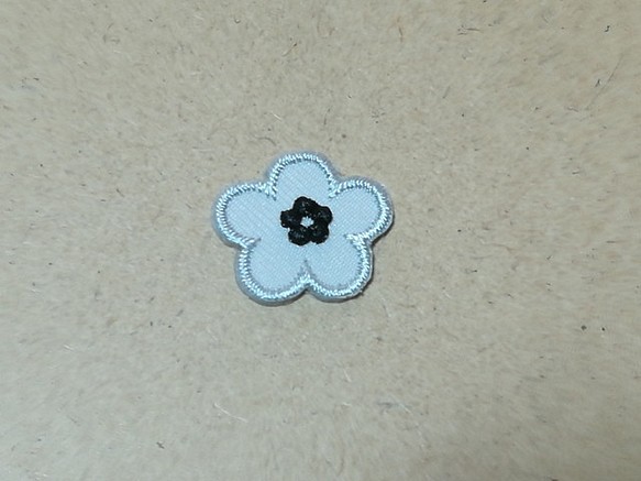 縁取り刺繍梅の花ワッペン/ライトグレー・灰色 1枚目の画像