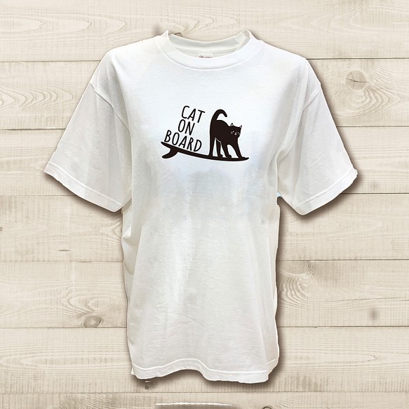 サーフ猫 サーフィンTシャツ 半袖カットソー 子猫の絵 サーフボードに乗っているイラスト 黒猫 cat 海に着ていく服 1枚目の画像