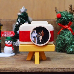 サンタクロースカラーでクリスマス感半端ない！小さなカメラ型フォトフレーム　三脚付き 1枚目の画像