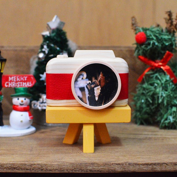 サンタクロースカラーでクリスマス感半端ない！小さなカメラ型フォトフレーム　三脚付き 1枚目の画像