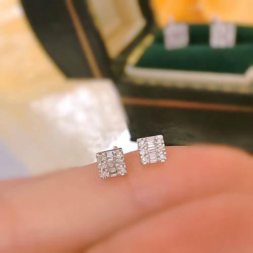 新品未使用 K１８WG 天然ダイヤモンドピアス 計０．１６ｃｔ-