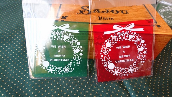 クリスマス２色セット♪『小さめで可愛い　リース柄バック　OPP袋　テープ留め付き！』～70㎜×70㎜　30枚　赤・緑～ 1枚目の画像