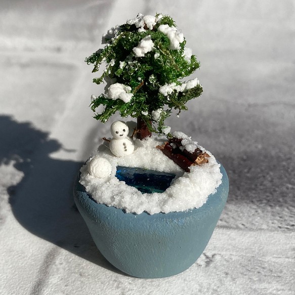 蒼の池と雪だるまの冬景色のミニチュア盆栽 1枚目の画像