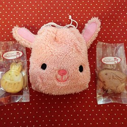 うさぎだるまのクッキーと横向きウサギのいちごクッキー入りうさぎちゃん巾着袋(^^ 1枚目の画像