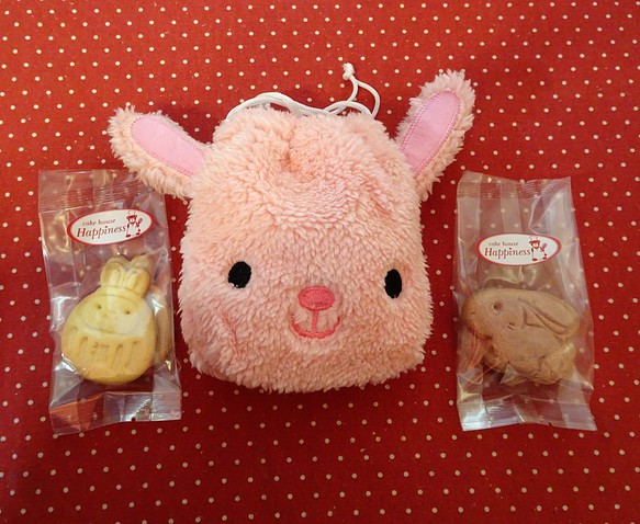 うさぎだるまのクッキーと横向きウサギのいちごクッキー入りうさぎちゃん巾着袋(^^ 1枚目の画像