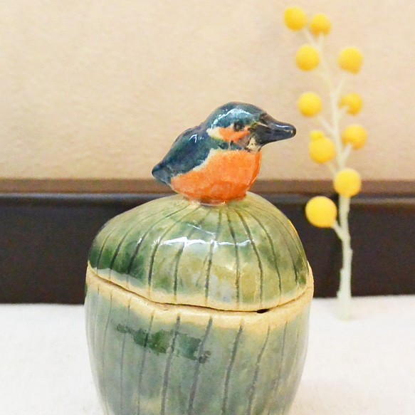 カワセミの小物入れ 緑 野鳥 翡翠 鳥 とり 陶器・陶芸 蓋つき 丸みを