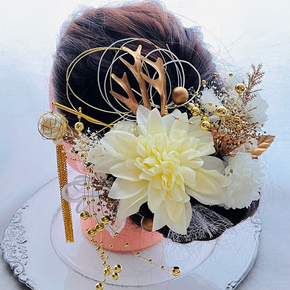 ホワイト髪飾り　パールチェーンタッセル　成人式結婚式卒業式　紫陽花かすみ草金箔