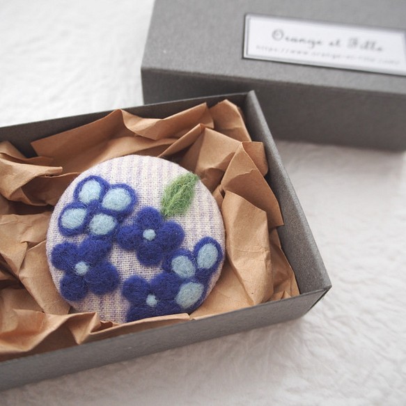 草花を描いた羊毛刺繍のブローチ(紫陽花・ブルー） 1枚目の画像