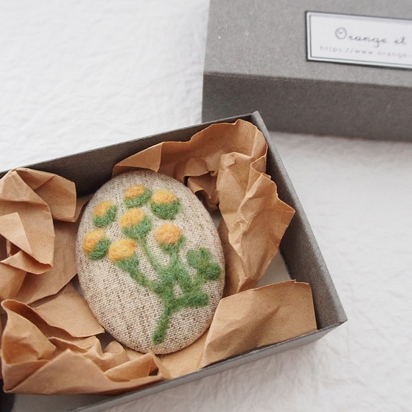 草花を描いた羊毛フェルト刺繍のブローチ（タンジー） 1枚目の画像