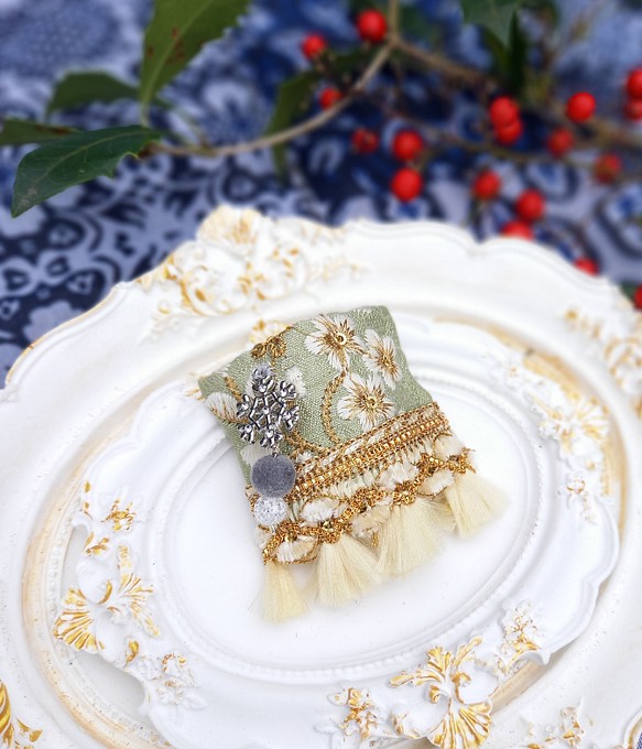 インド刺繍リボンのポニーフック(若草色・雪の結晶・天然石