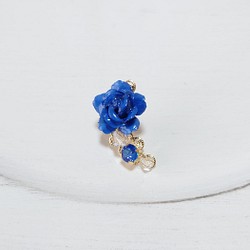 イヤーカフ　バラの花　ロイヤルブルー　フラージュ 1枚目の画像
