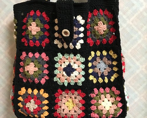 アクリル毛糸で編んであります手編みトートバッグウサギ パンジーの 花 