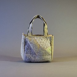 【槑さん手作りバッグ】パッチワーク刺し子小花刺繍～パッチワークバッグ 手縫いバッグ ハンドバッグ 1枚目の画像