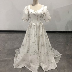 優雅！婚紗 迷人花朵蕾絲 尺寸可調節繫帶款式 時尚外觀，修身廓形 第1張的照片