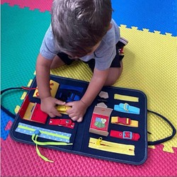プレゼント付❤︎知育玩具　バッグ型おもちゃ　ファスナー　ボタン留め 紐通し　モンテッソーリ　リハビリ　ビジーボード 1枚目の画像