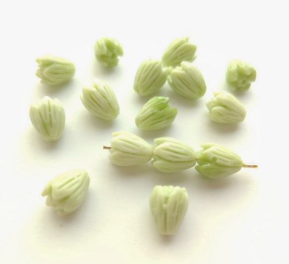 ビーズ 6個 チューリップ 花 つぼみ シェルパウダー ライトモスグリーン 1枚目の画像