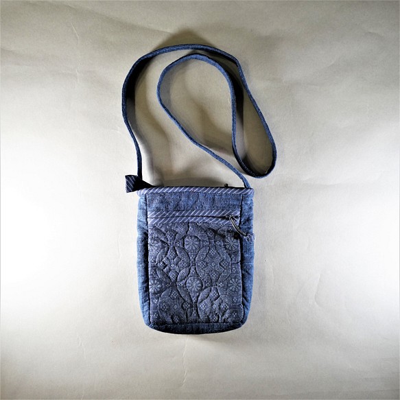 【槑さん手作りバッグ】和柄型押し機内持ち込みクロスボディバッグ～手縫いバッグ・ショルダーバッグ・クロスボディバッグ 1枚目の画像