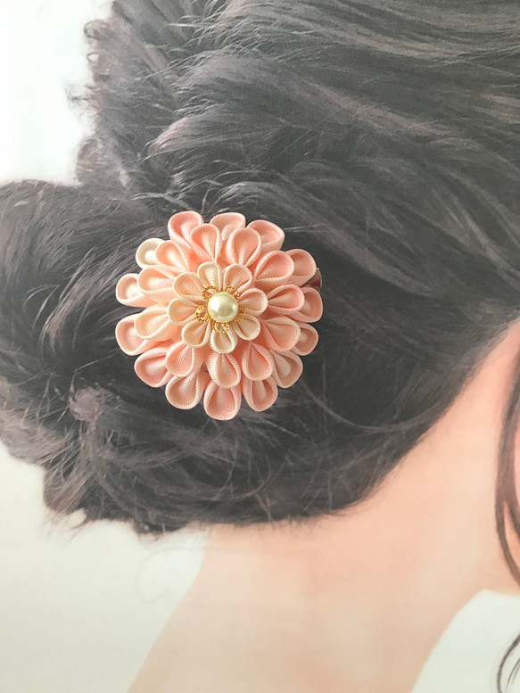 つまみ細工　正絹の髪飾り　　薄桜色の少し小ぶりな半くすの大菊　 1枚目の画像